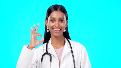 ok mano y mujer médico aislado en azul
