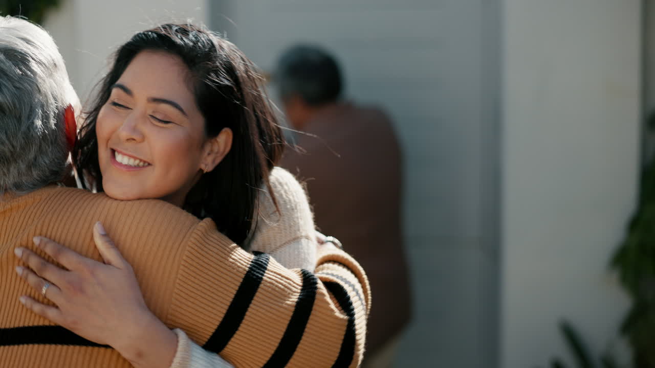 mujer, madre y reunión en el hogar para la felicidad