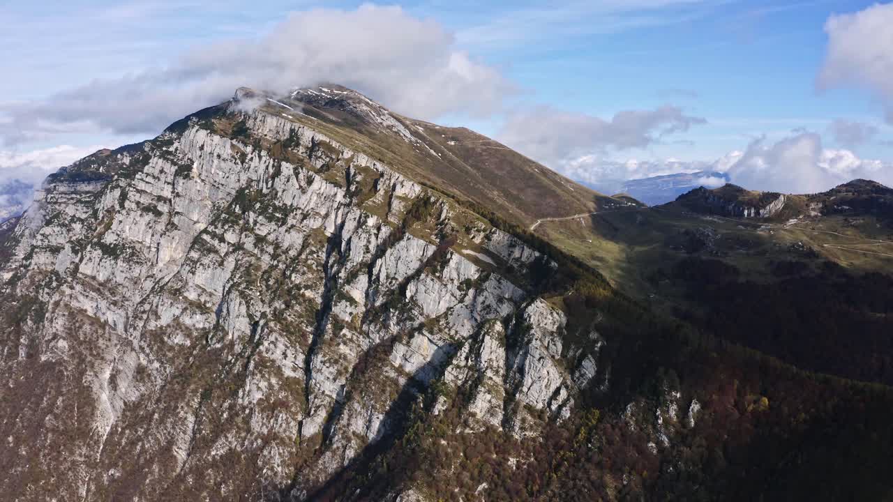 ladera de la montaña suave por los glaciares en el alto trentino garda, vista aérea, geología