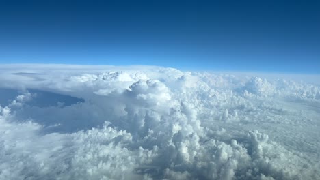 pov volando en un cielo azul lleno de nubes de tormenta visto desde arriba