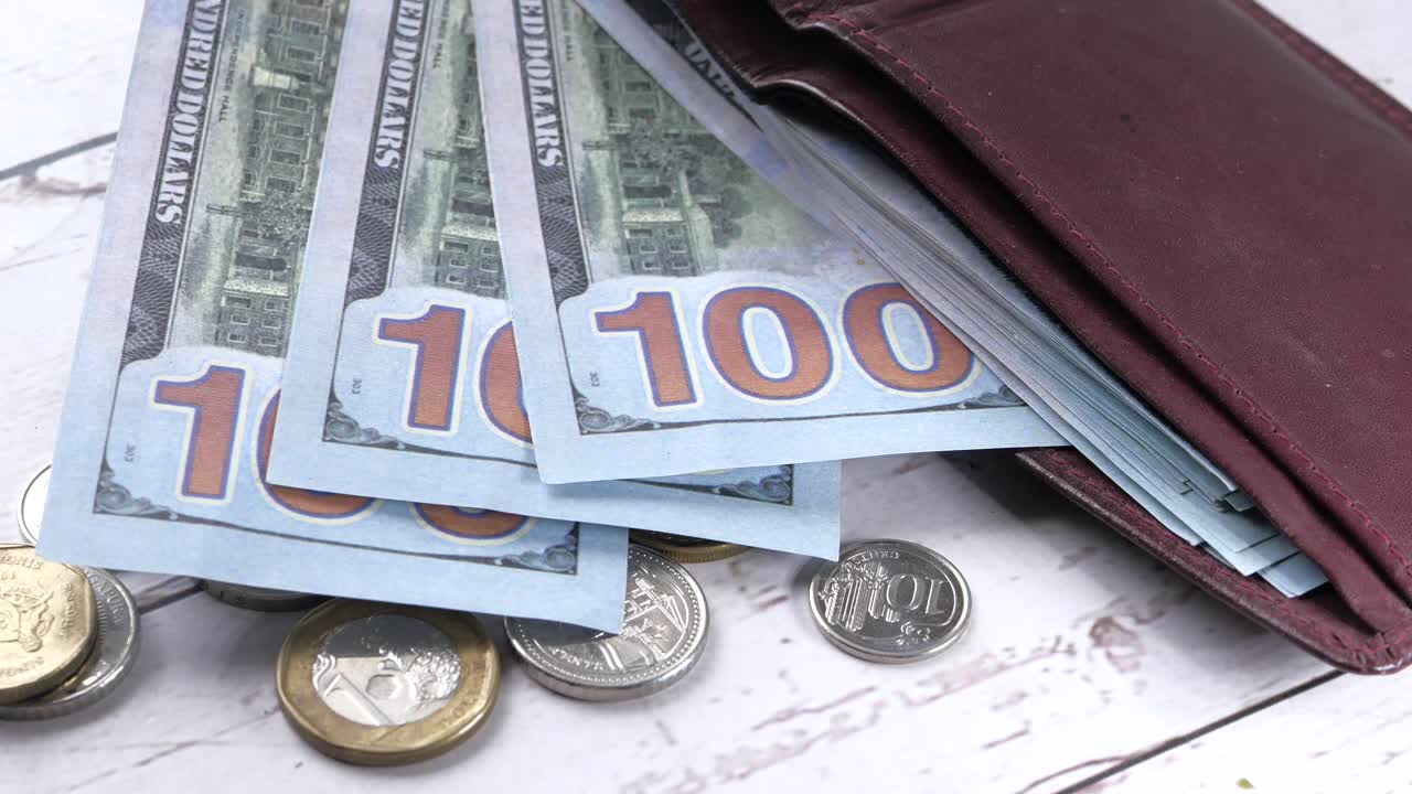 dinero y monedas en una billetera