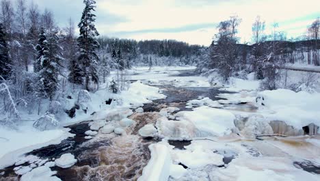 Siguiendo-Lentamente-El-Curso-De-Un-Río,-Cubierto-De-Hielo-Oxidado