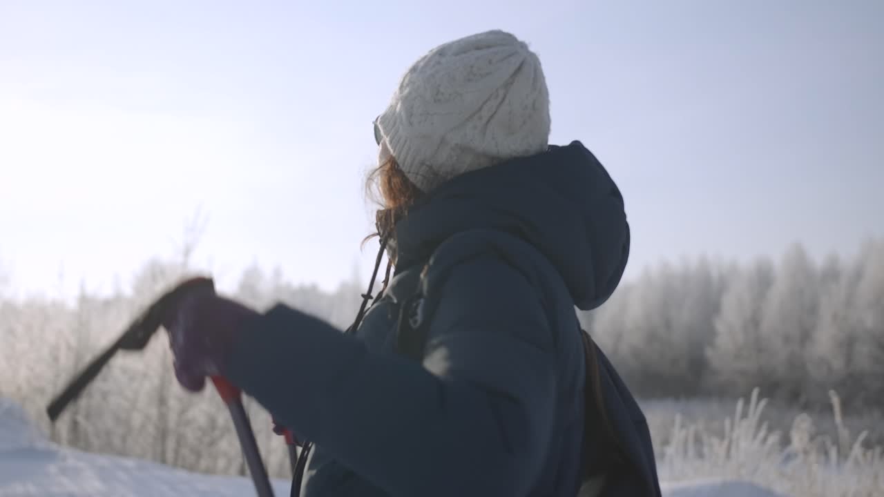 mujer caminando en el bosque nevado