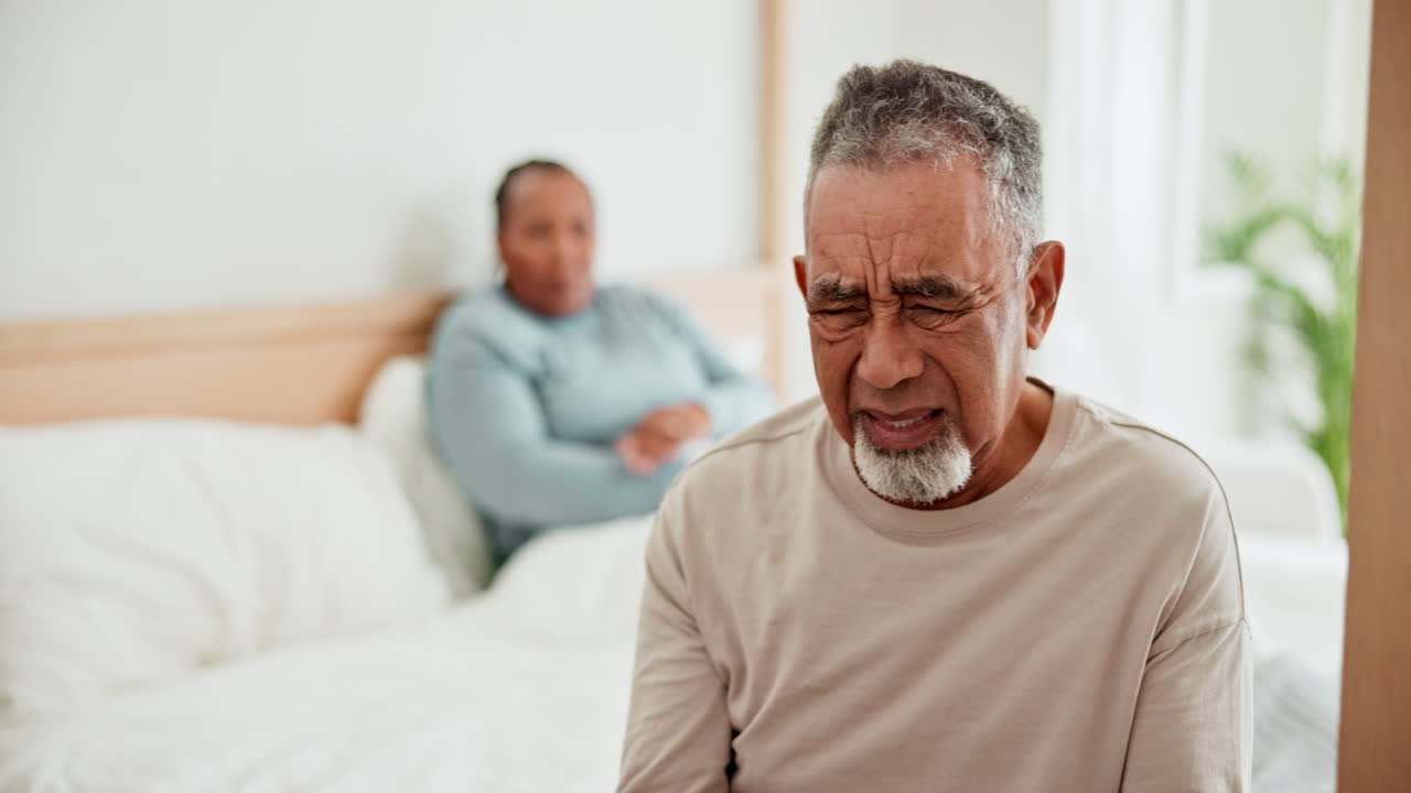 Divorzio, letto e coppia anziana che litiga