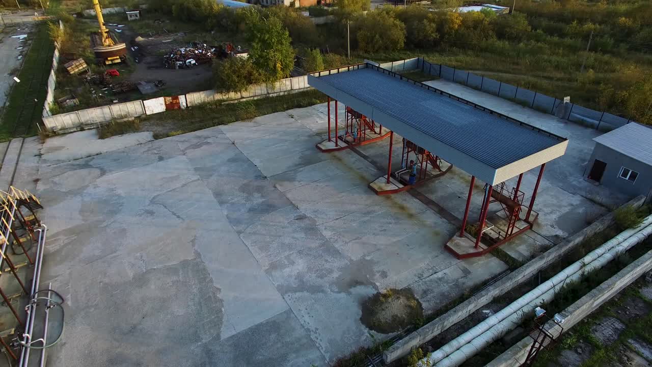 vista aérea de una gasolinera abandonada