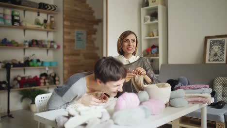 Lustige-Frau-Strickt-Nadeln-Und-Redet-In-Der-Textilwerkstatt.-Frauenhobby