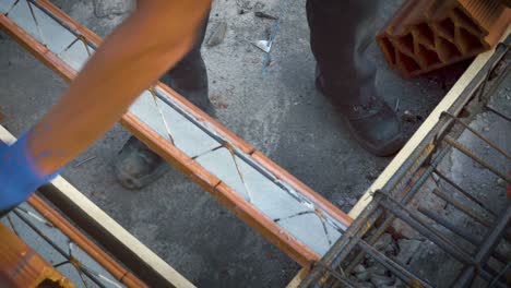 posición de la barra de acero para la construcción de postes en el fondo de la casa