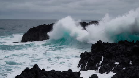 fuertes olas chocando contra las rocas volcánicas