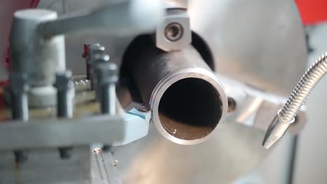 primer plano de un torno trabajando en cámara súper lenta