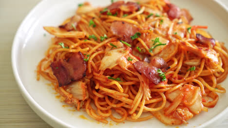 espaguetis salteados con kimchi y tocino - estilo comida fusión