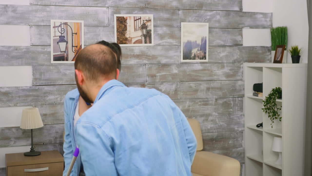 Moglie che canta e marito che si dondola