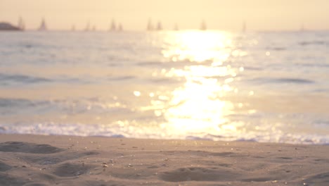 Hora-Dorada-En-La-Playa-De-Venecia-De-Los-ángeles,-Velero-Navegando-En-El-Océano,-Las-Olas-Y-La-Arena-Se-Iluminan-Doradas-Por-La-Puesta-De-Sol