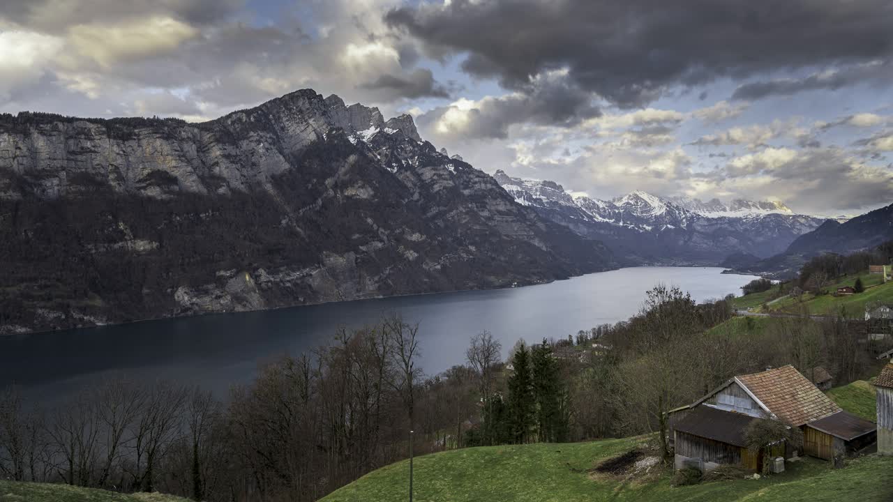 hermoso lapso de tiempo sobre el lago walensee en suiza