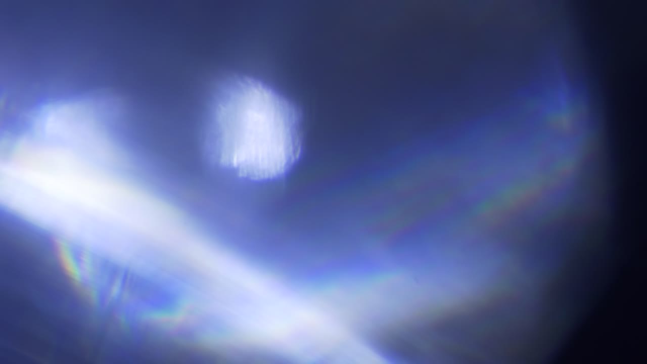Filtri di luce astratti e bagliori dell'obiettivo su sfondo scuro