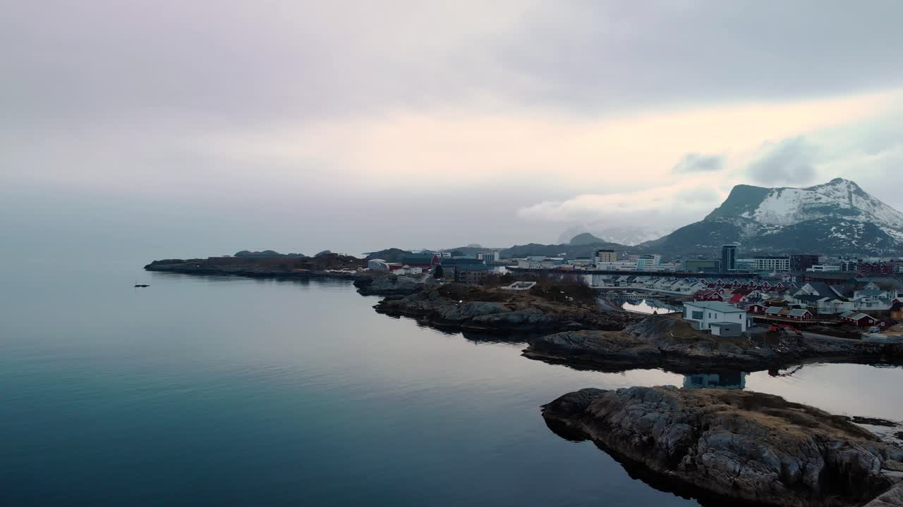 Drammatica vista aerea con drone di un villaggio di pescatori alle Lofoten, Norvegia