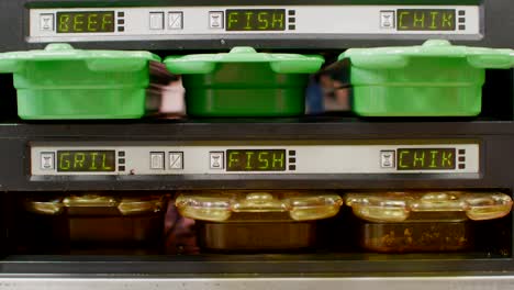 aquecer recipientes com rótulos diferentes manuseados na cozinha de fast food