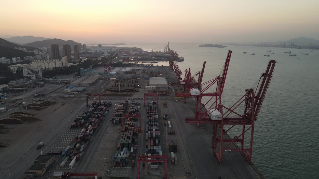 video aéreo de la escena de la terminal de carga