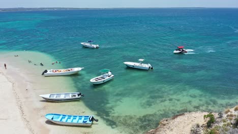 Embarcaciones-De-Lancha-De-Amarre-En-La-Costa-De-Isla-Cabra-En-La-República-Dominicana