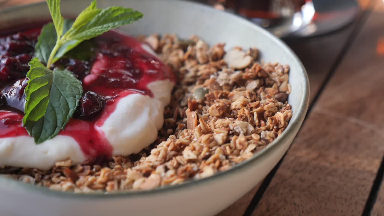 Macedonia di frutta con yogurt, frutti di bosco e menta