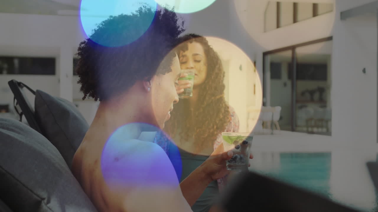 relajándose junto a la piscina, la gente disfrutando de bebidas con coloridas animaciones bokeh