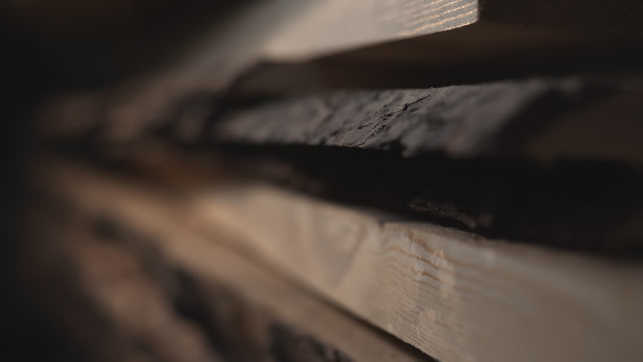 Tavole di legno impilate