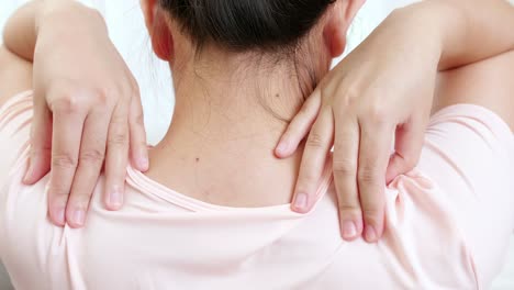 피곤한 여성 마사지 뻣뻣한 목이 긴장된 근육을 문지르고 잘못된 자세로 일하다 지친 관절 어깨 허리 통증 통증 클로즈업 백뷰