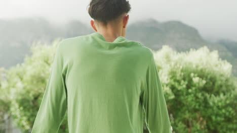 녹색 긴 슬리브 셔츠를 입은 아프리카계 미국인 남자의 슬로우 모션 비디오