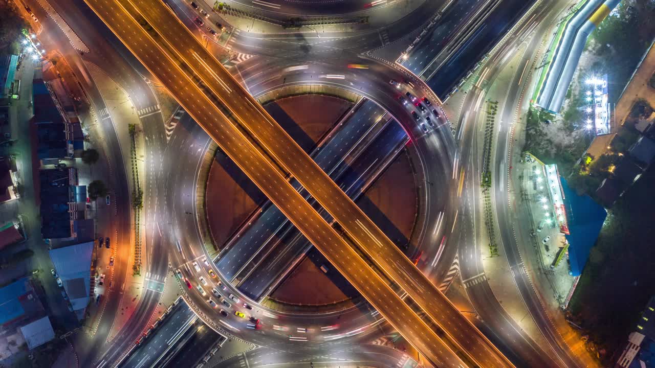 time lapse,hyper lapse, vista aérea y vista superior del tráfico en las calles de la ciudad de bangkok, tailandia. autopista con estacionamientos. hermosa rotonda en el centro de la ciudad.