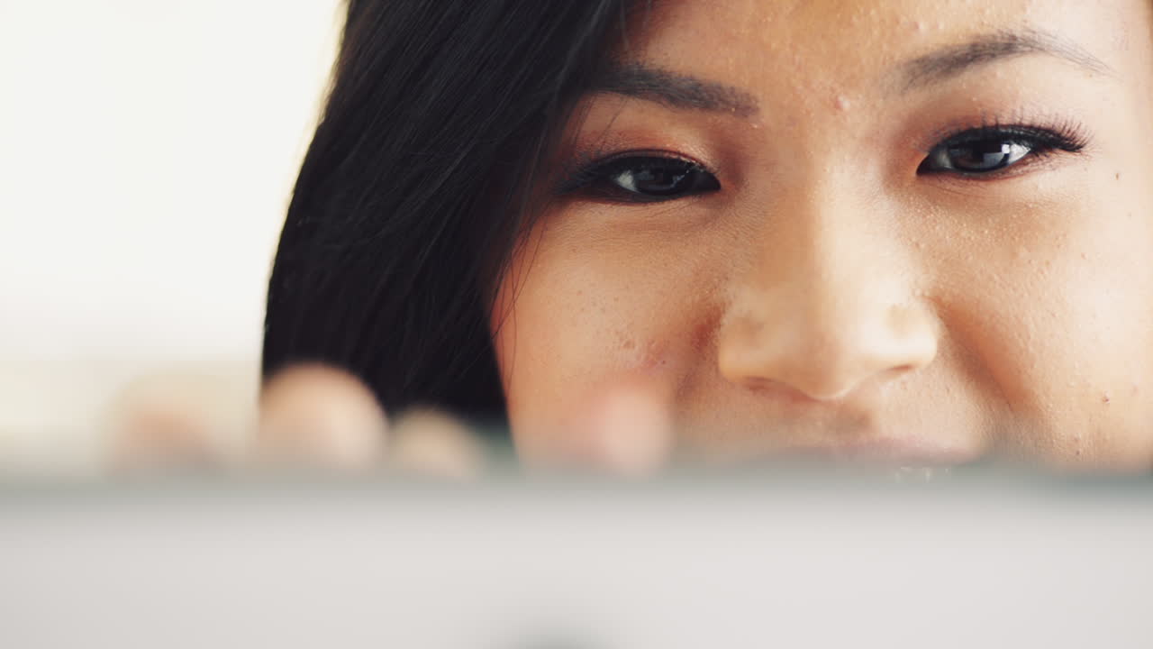 태블릿을 보는 여자