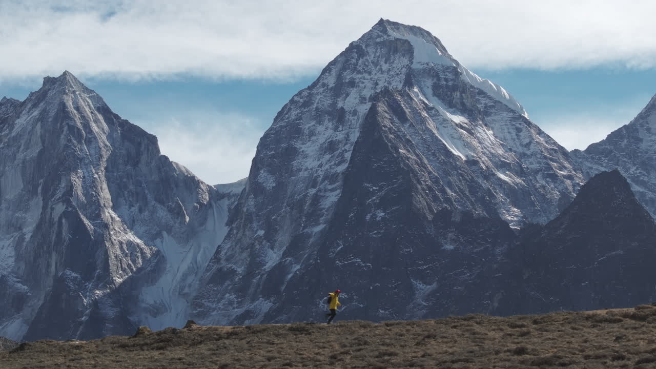 imágenes aéreas de un excursionista corriendo en el campamento base del everest en nepal, disfrutando de las majestuosas vistas de las montañas después de una exitosa caminata