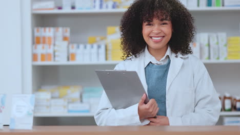 Portrait-of-happy-pharmacist-holding-a-clipboard