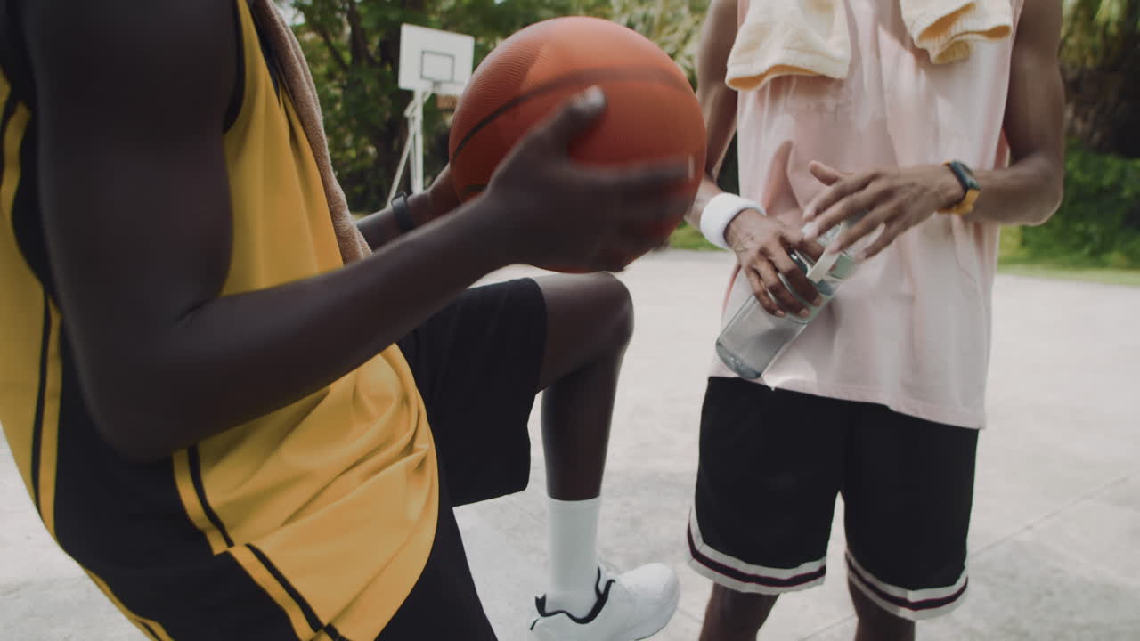 Atleti afroamericani che parlano dopo una partita di streetball