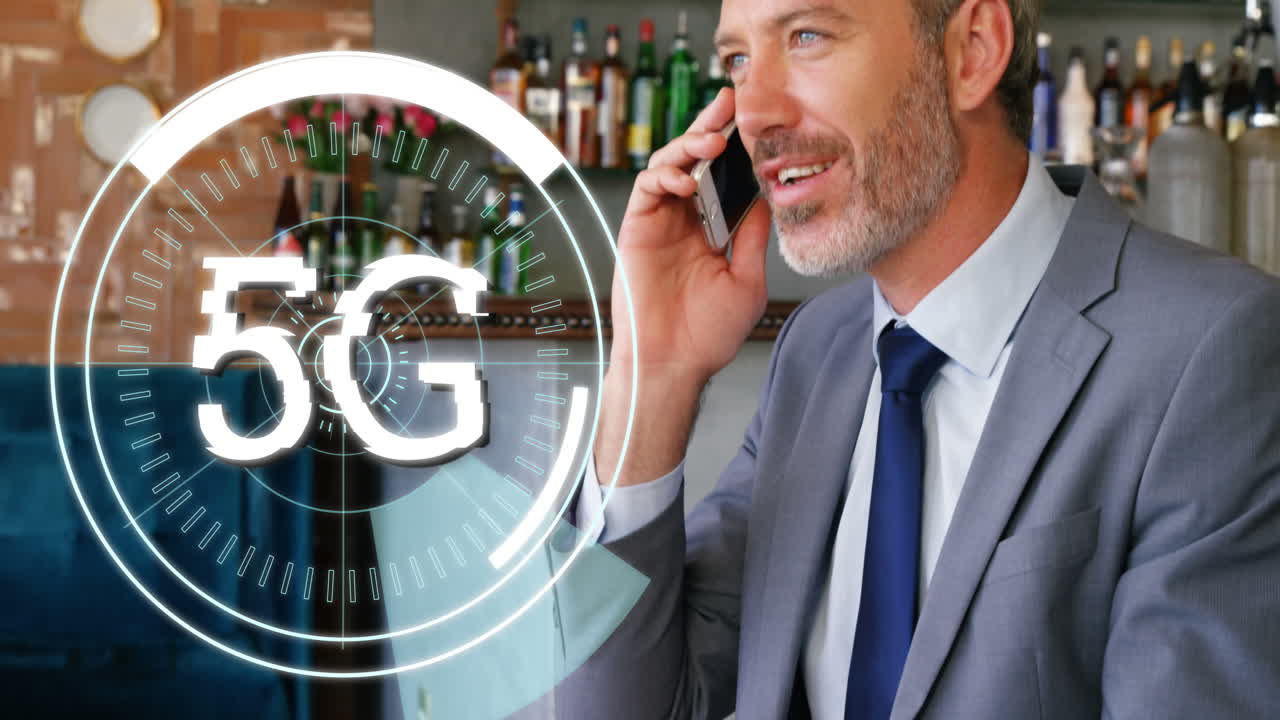 스마트 폰으로 말하는 사업가에 대항하여 원에 5g 텍스트