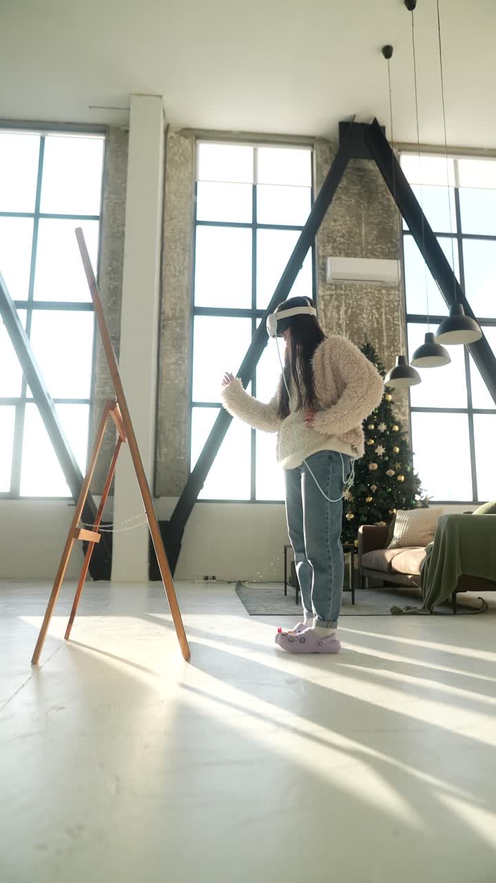 mujer con auriculares vr disfrutando de una atmósfera navideña