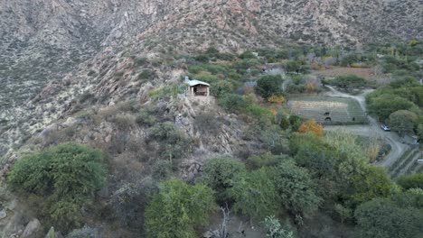 Pequeña-Casa-O-Granja-En-Un-Montículo-Rodeado-De-Campos-De-Cultivo