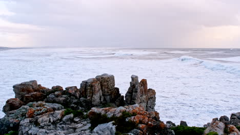 Schäumende-Meereswellen-Rollen-Bei-Stürmischem-Wetter-In-Die-Walker-Bay,-Hermanus