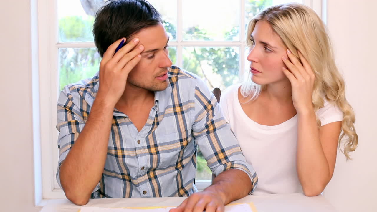 jóvenes estresados pagando sus cuentas juntos