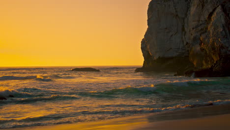 Acantilados-De-Piedra-Amanecer-Playa-Superficie-Del-Agua-Vista-Orientada-Verticalmente.-Las-Olas-Del-Mar