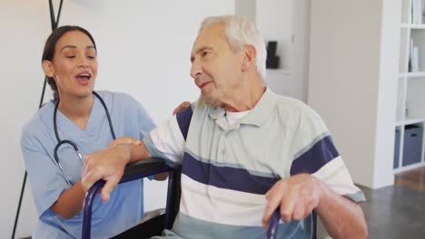 Animación-De-Una-Feliz-Doctora-Birracial-Cuidando-A-Un-Anciano-Caucásico