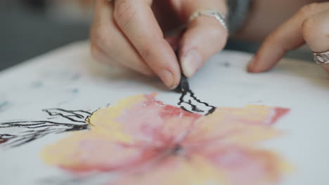 artista dibujando una flor