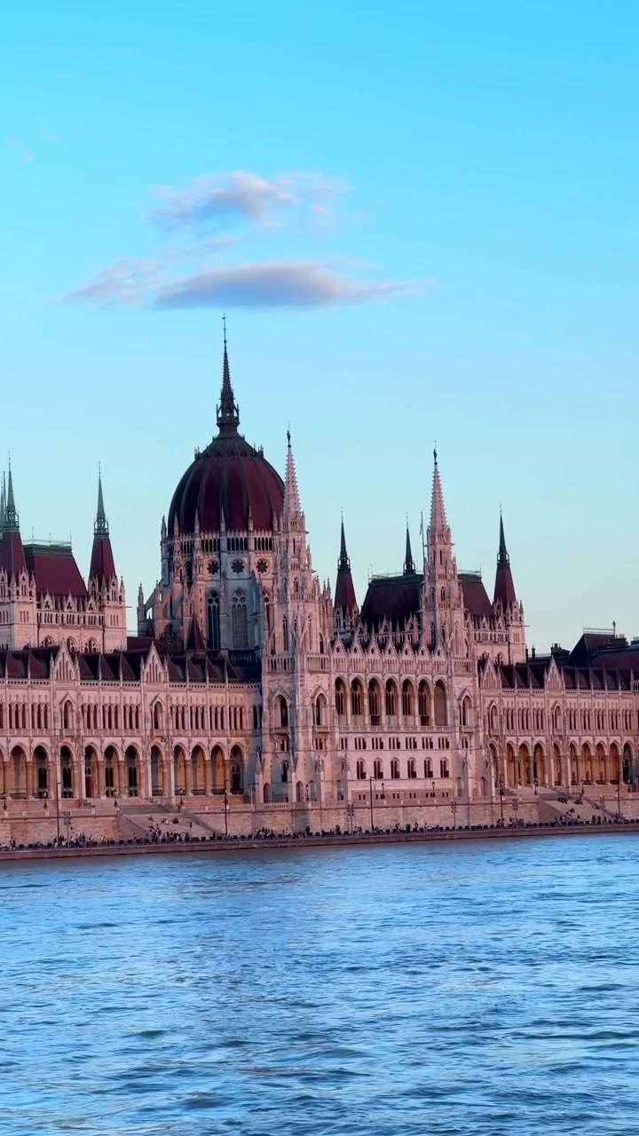 Edificio del Parlamento ungherese al tramonto lungo il fiume Danubio