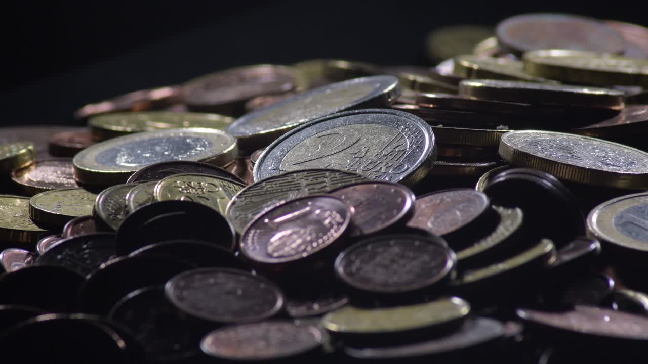 monedas de euro en una montaña que gira sobre un fondo negro