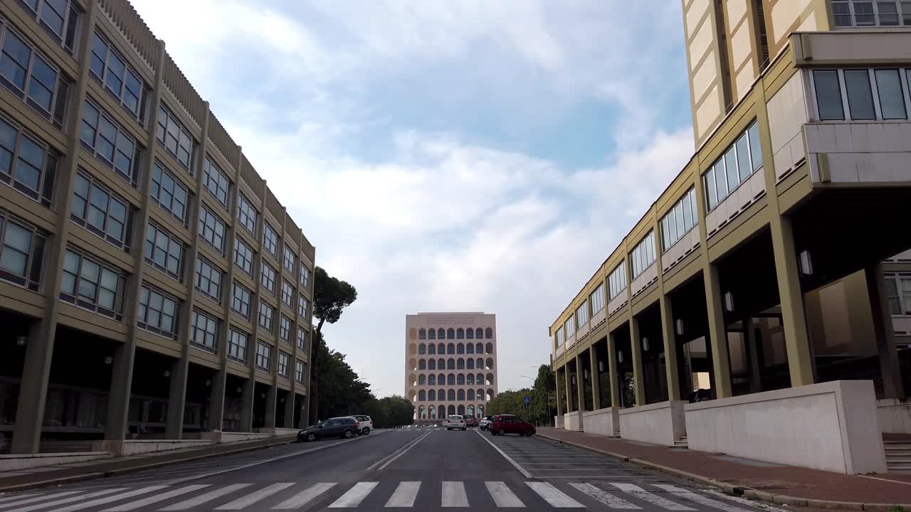 Vista di un famoso edificio chiamato Palazzo della Civiltà Italiana e soprannominato il Colosseo quadrato.