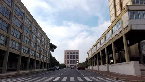 Blick-Auf-Ein-Berühmtes-Gebäude-Namens-Palazzo-Della-Civiltà-Italiana,-Das-Den-Spitznamen-Quadratisches-Kolosseum-Trägt