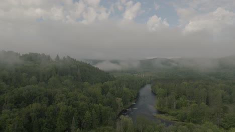 Drone-Flotando-Mirando-El-Hermoso-Paisaje-Neblinoso-De-La-Cima-De-La-Montaña-1