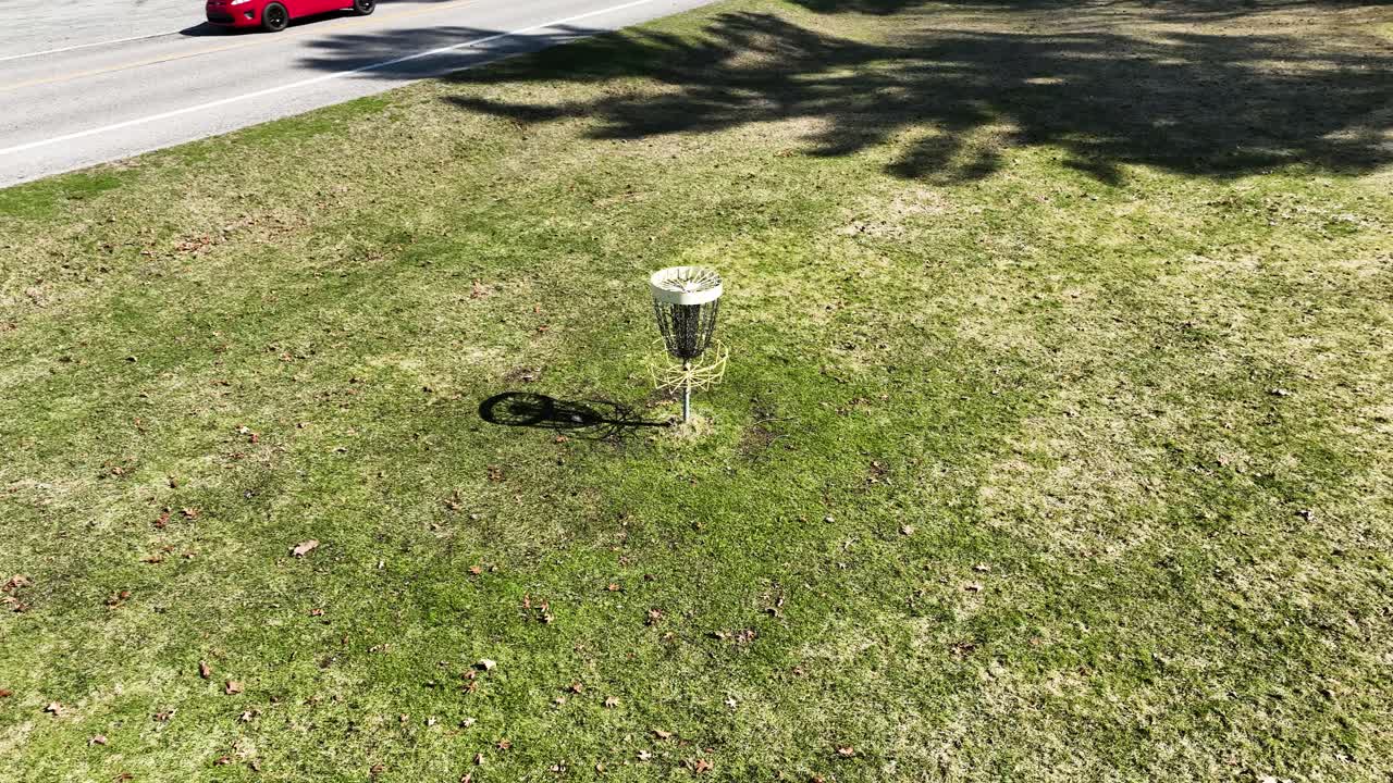 높은 기울기 각은 체인 링크 핀을 보여줍니다.