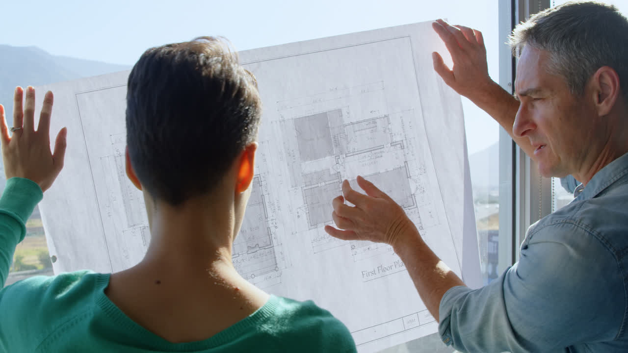 vista trasera de hombres de negocios caucásicos discutiendo sobre el plan en la oficina 4k