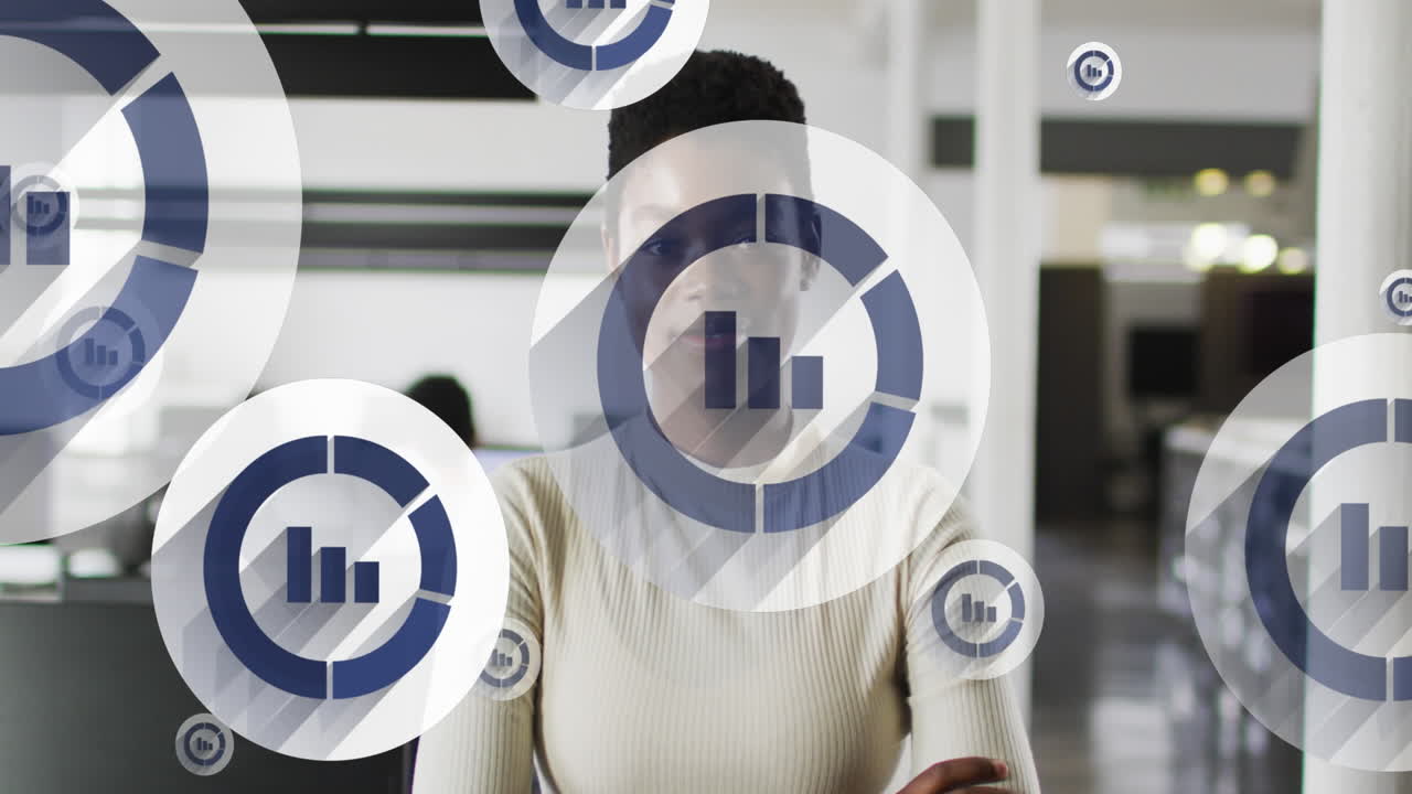 animación de múltiples iconos de gráficos de barras flotando contra una mujer afroamericana sonriendo en la oficina