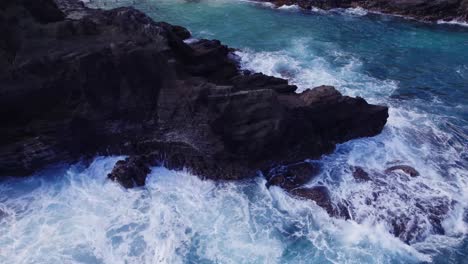 Imágenes-Ascendentes-De-Drones-De-Poderosas-Olas-Chapoteando-Violentamente-Contra-Un-Acantilado-Rocoso-En-Oahu,-Hawaii