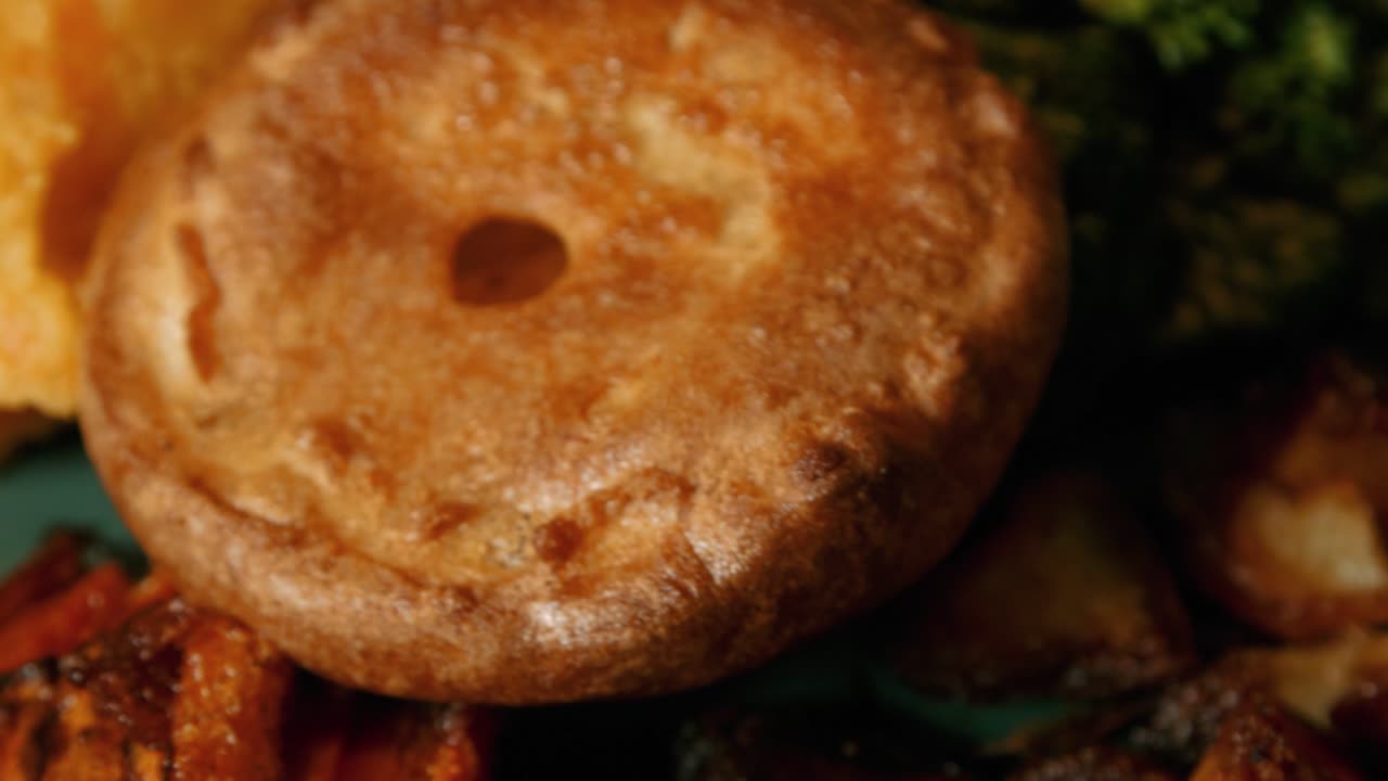 закрытие жареного ужина с йоркширским пудингом, морковью, картошкой и брокколи